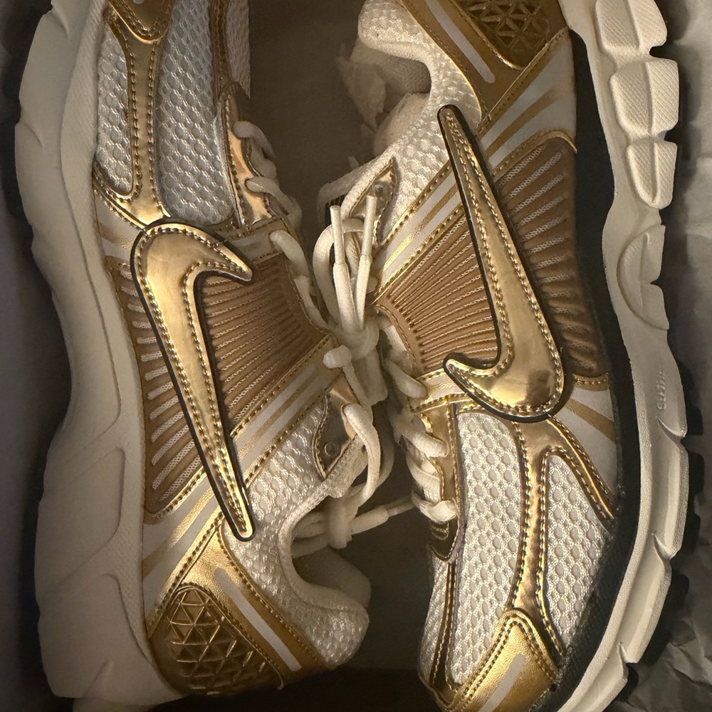 Nike Zoom Vomero 5 in Metallic Gold and Photon Dust